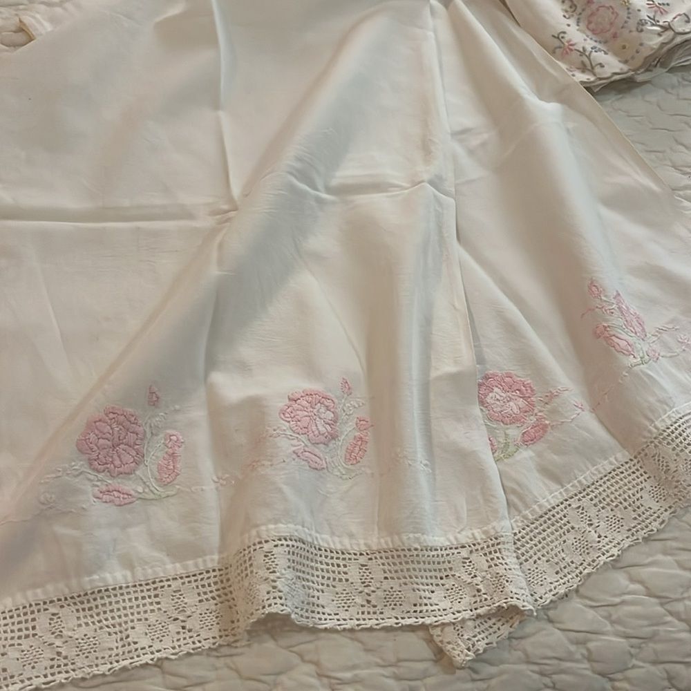 Floral Embroidered Linens Set - Picture 6 of 6